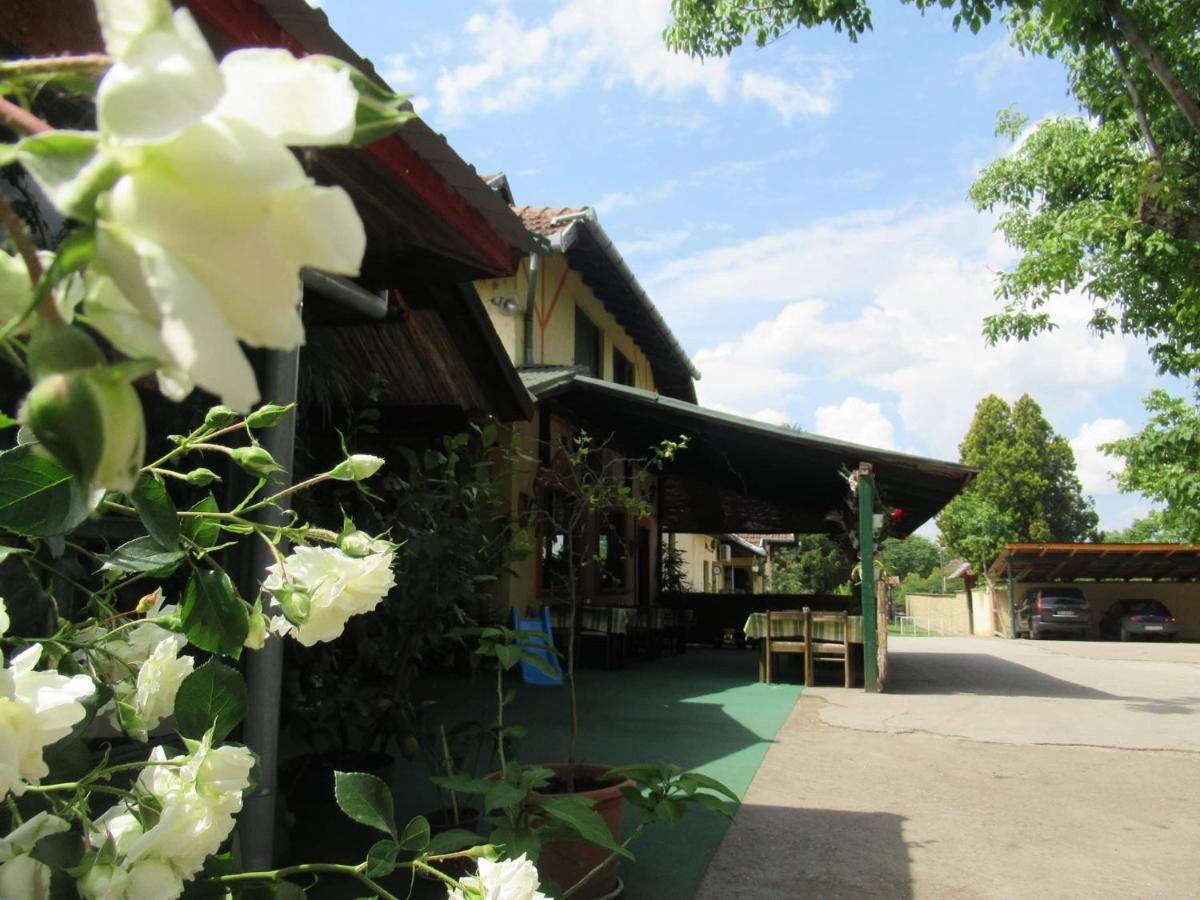 Fogado Hotell Palić Exteriör bild